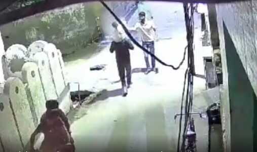 28 Yaşındaki baba çocuğunu omuzunda taşıdığı sırada yanına yaklaşan bir kişi tarafından kafasından vuruldu 28 Yaşındaki baba çocuğunu omuzunda taşıdığı sırada yanına yaklaşan bir kişi tarafından kafasından vuruldu