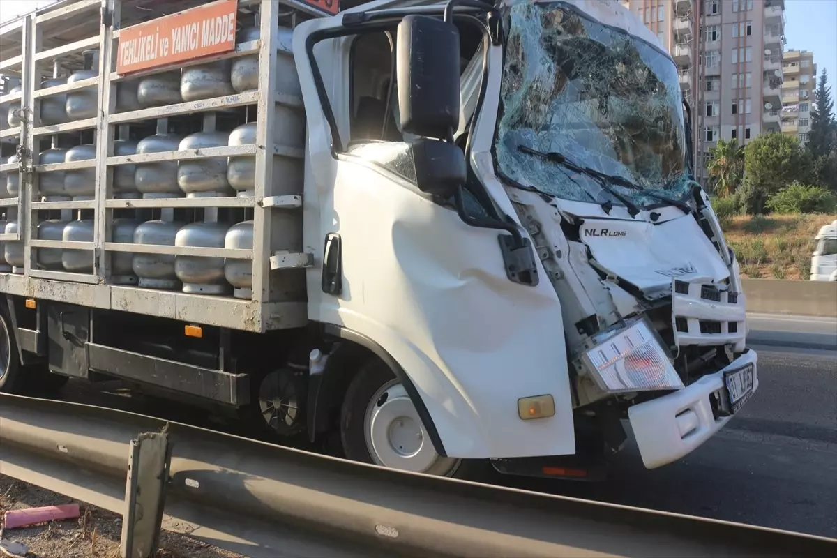 Adana'da Kamyonet Tıra Çarptı: Sürücü Ağır Yaralandı