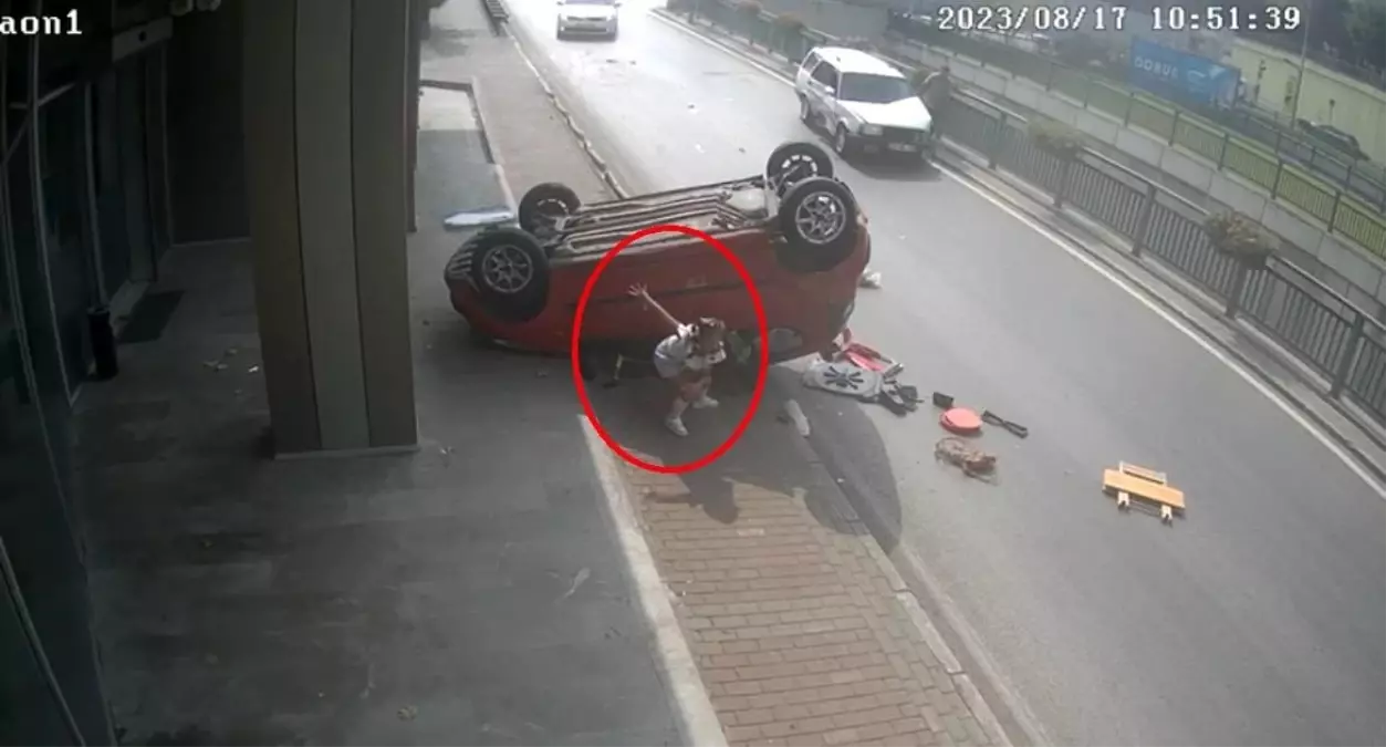 Bursa\'da Ters Dönen Araçtaki Kadın Sürücü, Yaralanan Kızının Yardımına Koştu