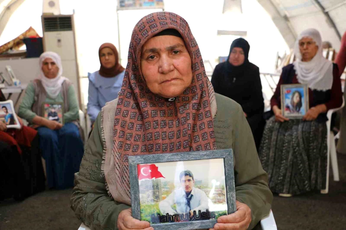 Diyarbakır\'da Ailelerin Evlat Nöbeti Sıcak Havaya Rağmen Devam Ediyor