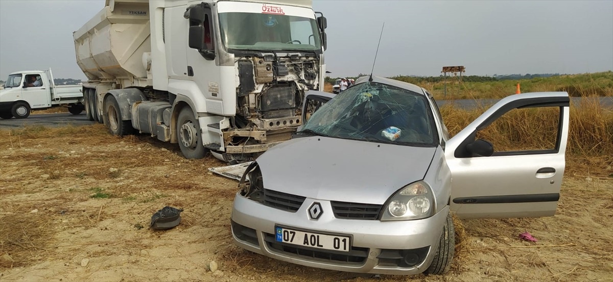 Serik\'te kamyon ile otomobil çarpıştı, 2 kişi yaralandı