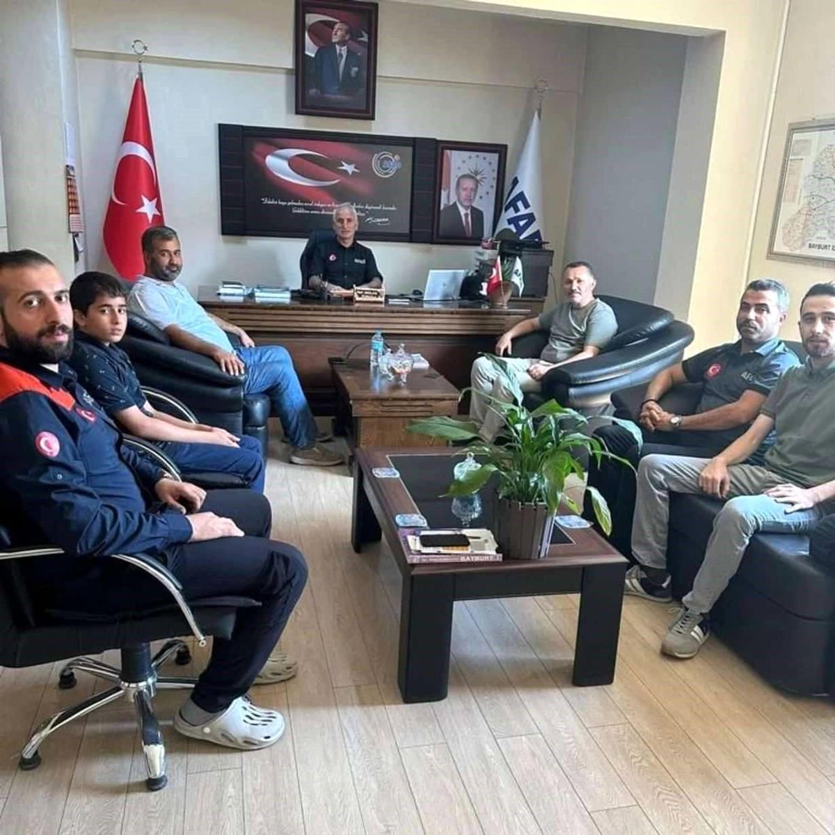 Depremzede, kendisini kurtaran AFAD ekibine tatlı ulaştırdı