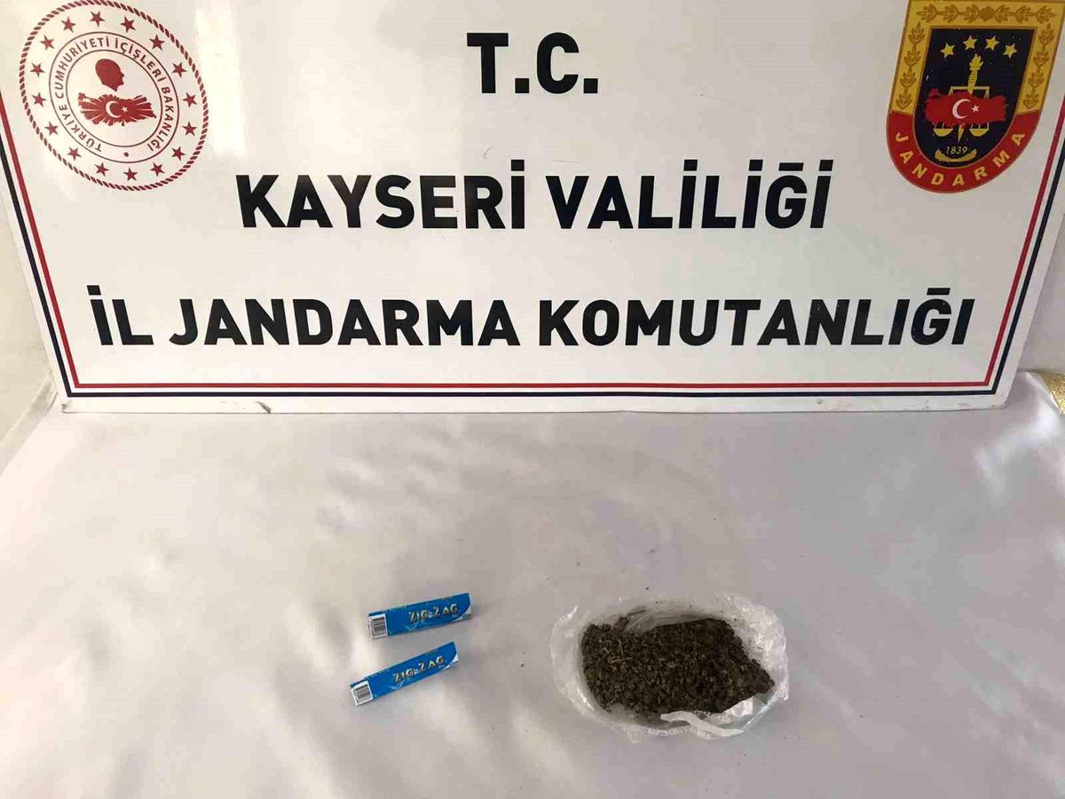 Kayseri\'de yapılan operasyonda baca deliğinde uyuşturucu ele geçirildi