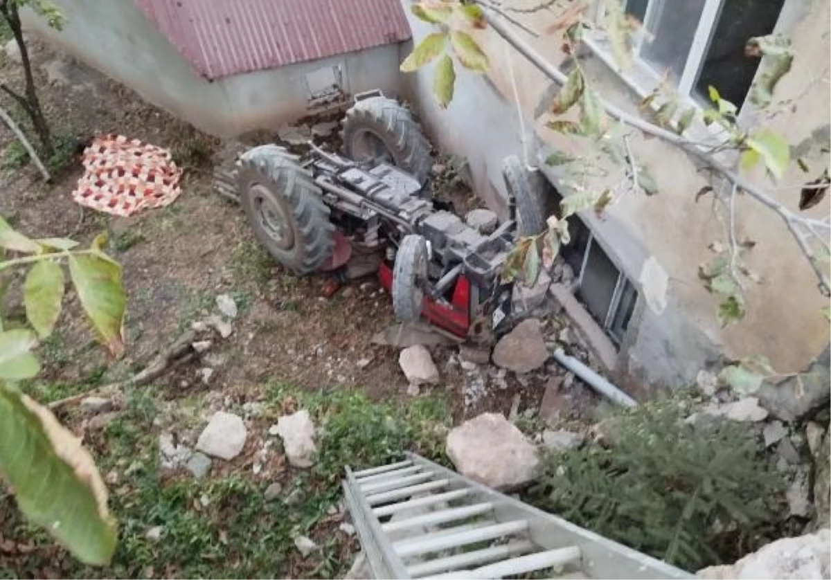 Sivas'ta traktör devrildi, 2 kişi hayatını kaybetti