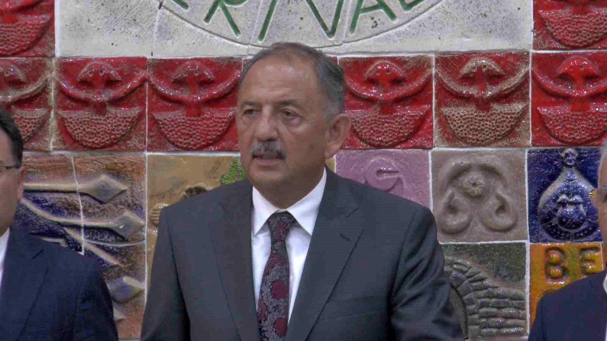 Bakan Özhaseki: Depremden etkilenen vatandaşlarımızı güvenli konutlarına oturtmak için çalışıyoruz