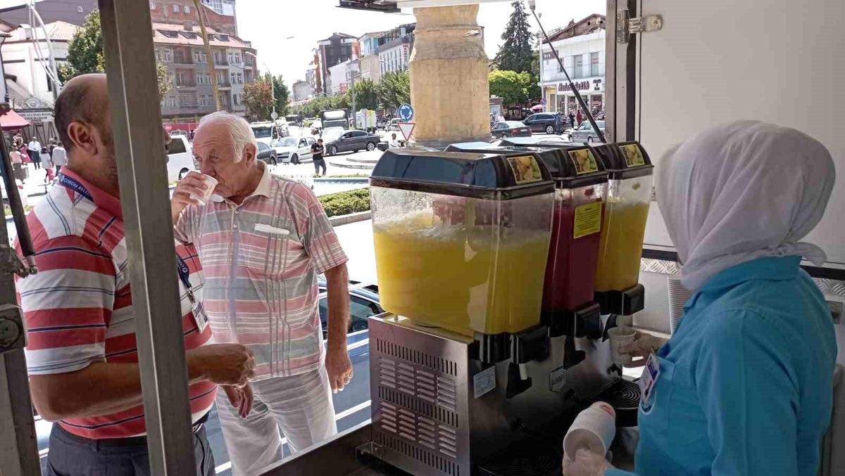 Çorum Belediyesi, Sıcaktan Bunalan Vatandaşlara Soğuk Limonata İkram Ediyor
