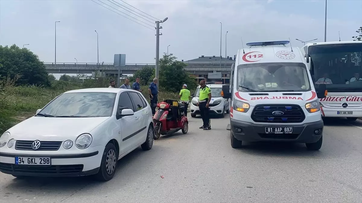 Düzce'de elektrikli motosikletin park halindeki otomobile çarpması sonucu 1 kişi yaralandı
