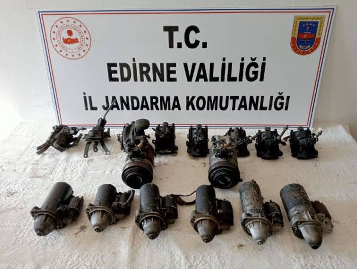 Edirne\'de Kaçak Otomobil Parçaları Ele Geçirildi
