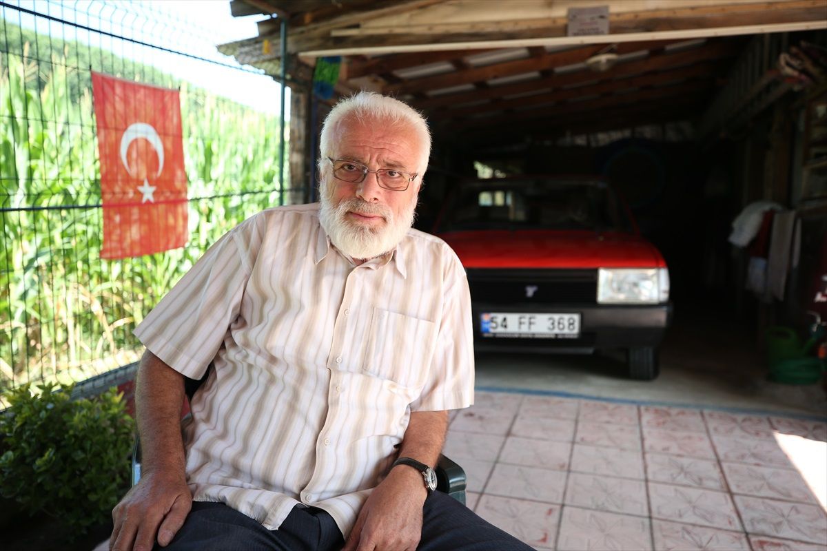 Emekli öğretmen 30 yıl önce aldığı otomobilini koruyor