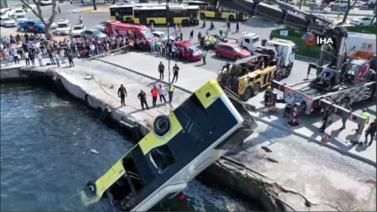 Eminönü\'nde denize düşen otobüs 6 saatlik çalışma sonucu çıkarıldı