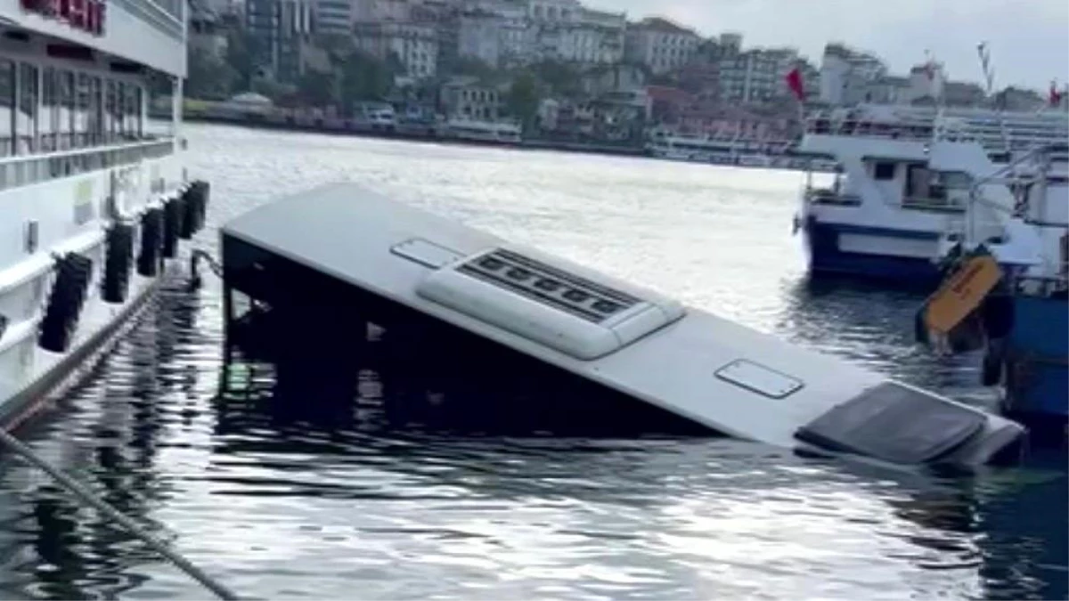 Eminönü\'nde park halinde bulunan İETT otobüsü, henüz belirlenemeyen bir nedenle denize düştü.