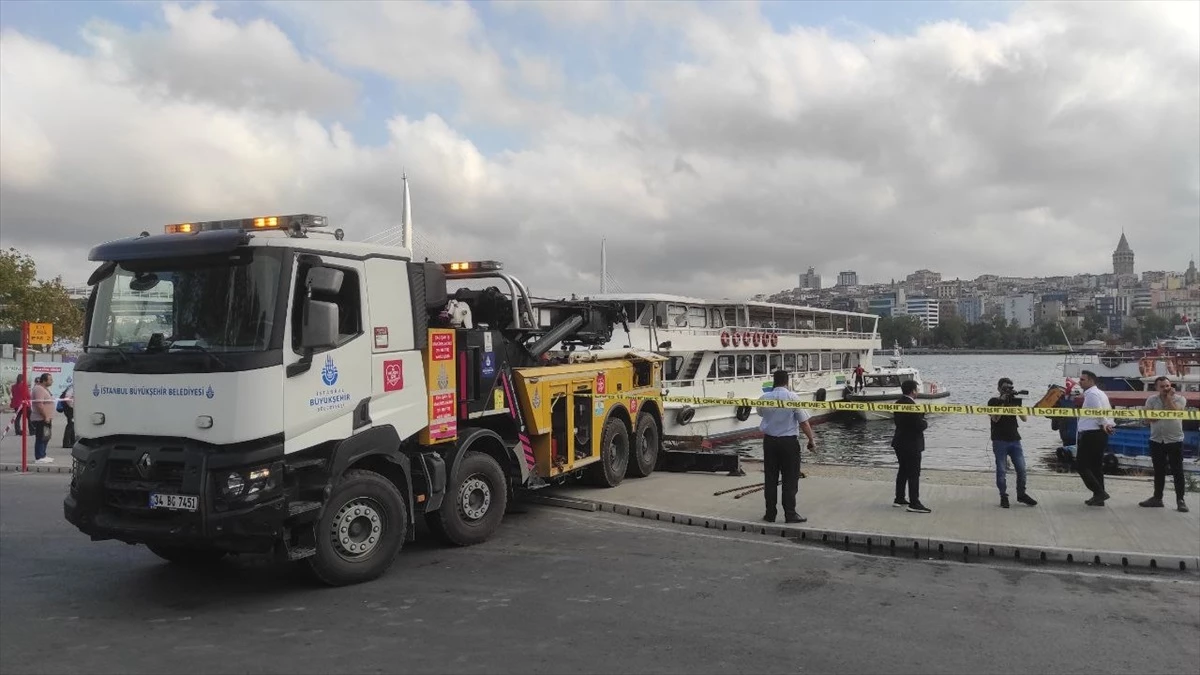 İstanbul Eminönü\'nde park halindeki İETT otobüsü denize düştü