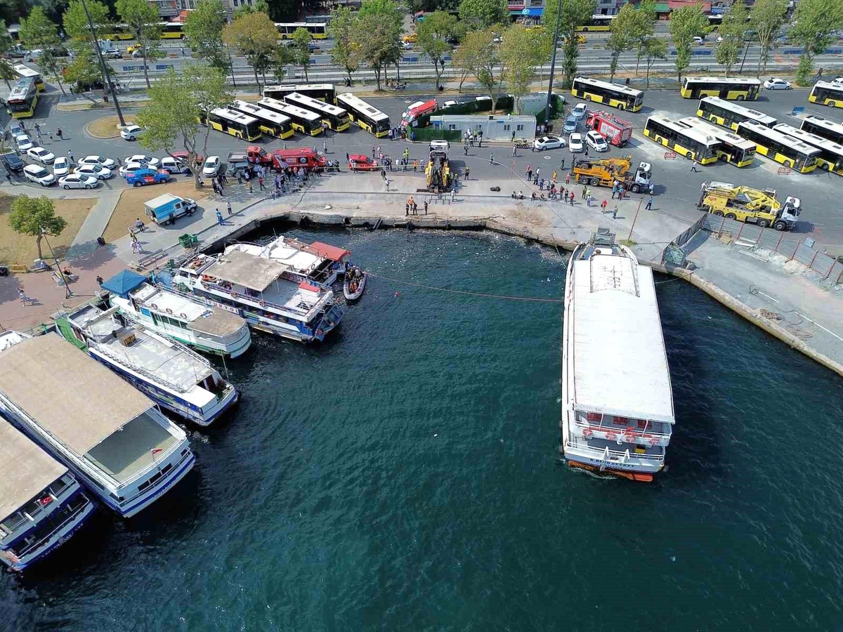 Eminönü\'nde park halindeki otobüs denize düştü