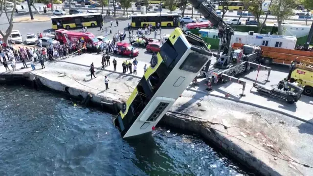 Eminönü'nde Denize Düşen İETT Otobüsü Çıkarıldı, Şoför Gözaltında