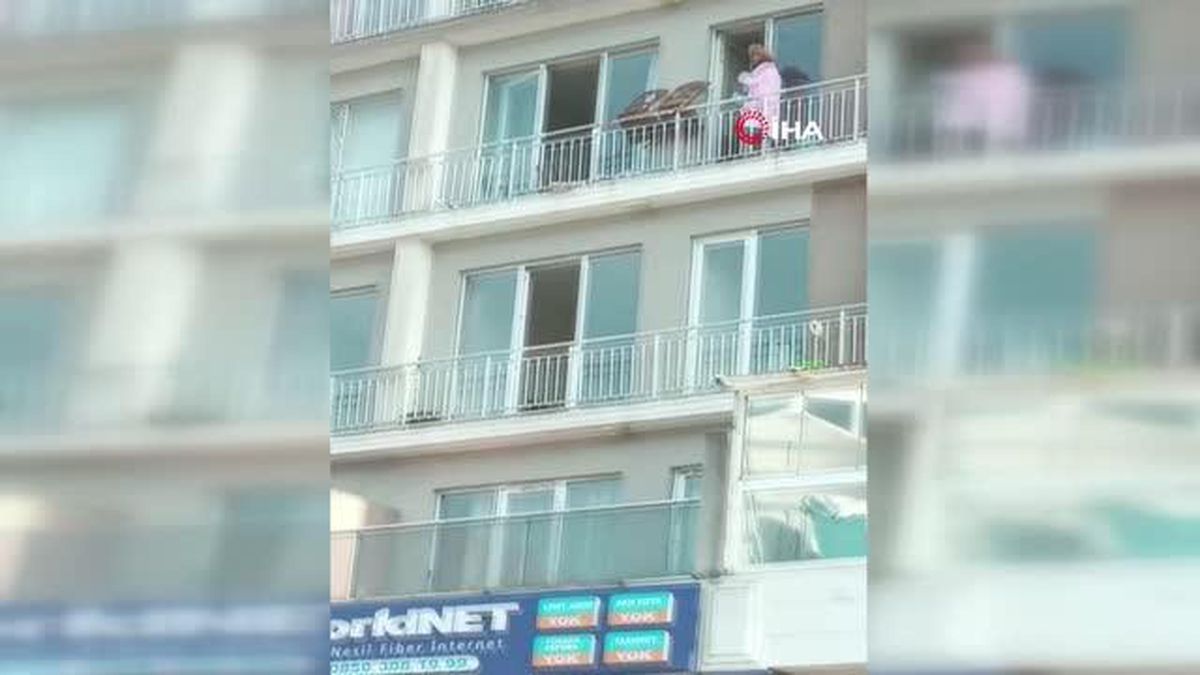 İstanbul Esenyurt\'ta Lüks Sitede Balkondan Eşya Atan Şahıs Gözaltına Alındı