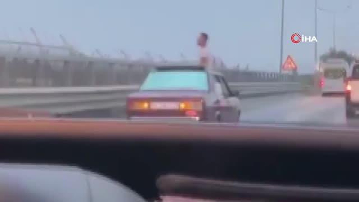 Eskişehir\'de Tehlikeli Yolculuk: Otomobilin Üstünde Seyahat Eden Şahıs