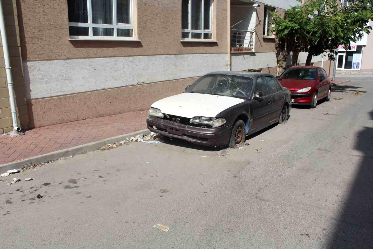Eskişehir\'de Terkedilmiş Otomobil Merak Konusu