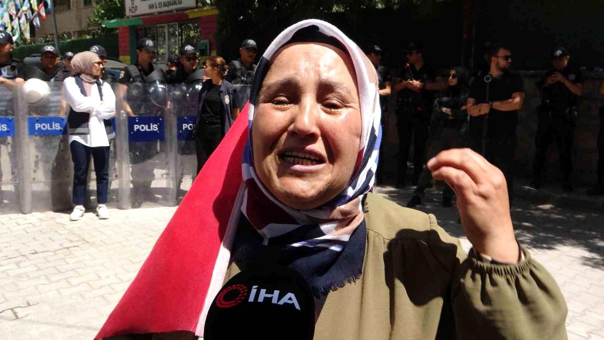 Van\'da terör örgütü PKK tarafından çocukları dağa kaçırılan aileler eylemlerini sürdürüyor