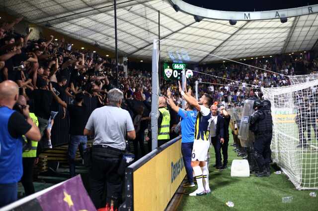 Fenerbahçe-Maribor maçında kavga çıktı, sarı lacivertli taraftarlar stadyumdan çıkarıldı