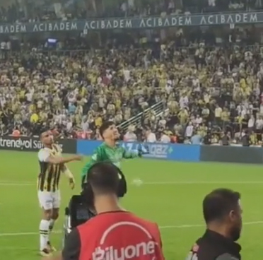 Gaziantep maçında hatalı bir gol yiyen Altay Bayındır'ın kafasına pet şişe fırlatıldığı anlar kamerada