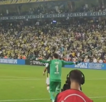 Gaziantep maçında hatalı bir gol yiyen Altay Bayındır'ın kafasına pet şişe fırlatıldığı anlar kamerada
