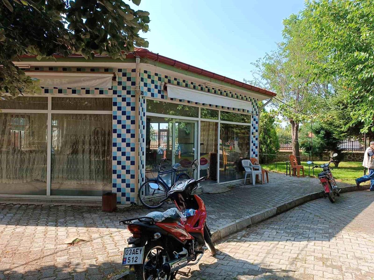 Afyonkarahisar\'da Kafeteryaya Saldırı: Camlar Kırıldı