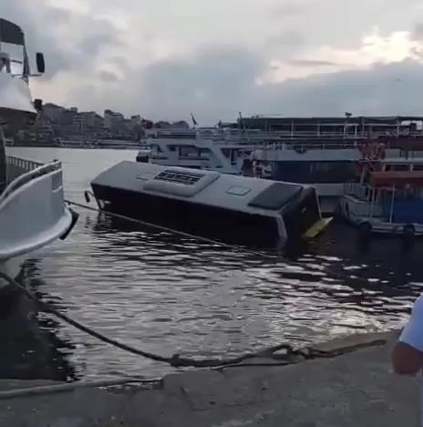 İstanbul'da akılalmaz kaza! İETT otobüsü denize düştü