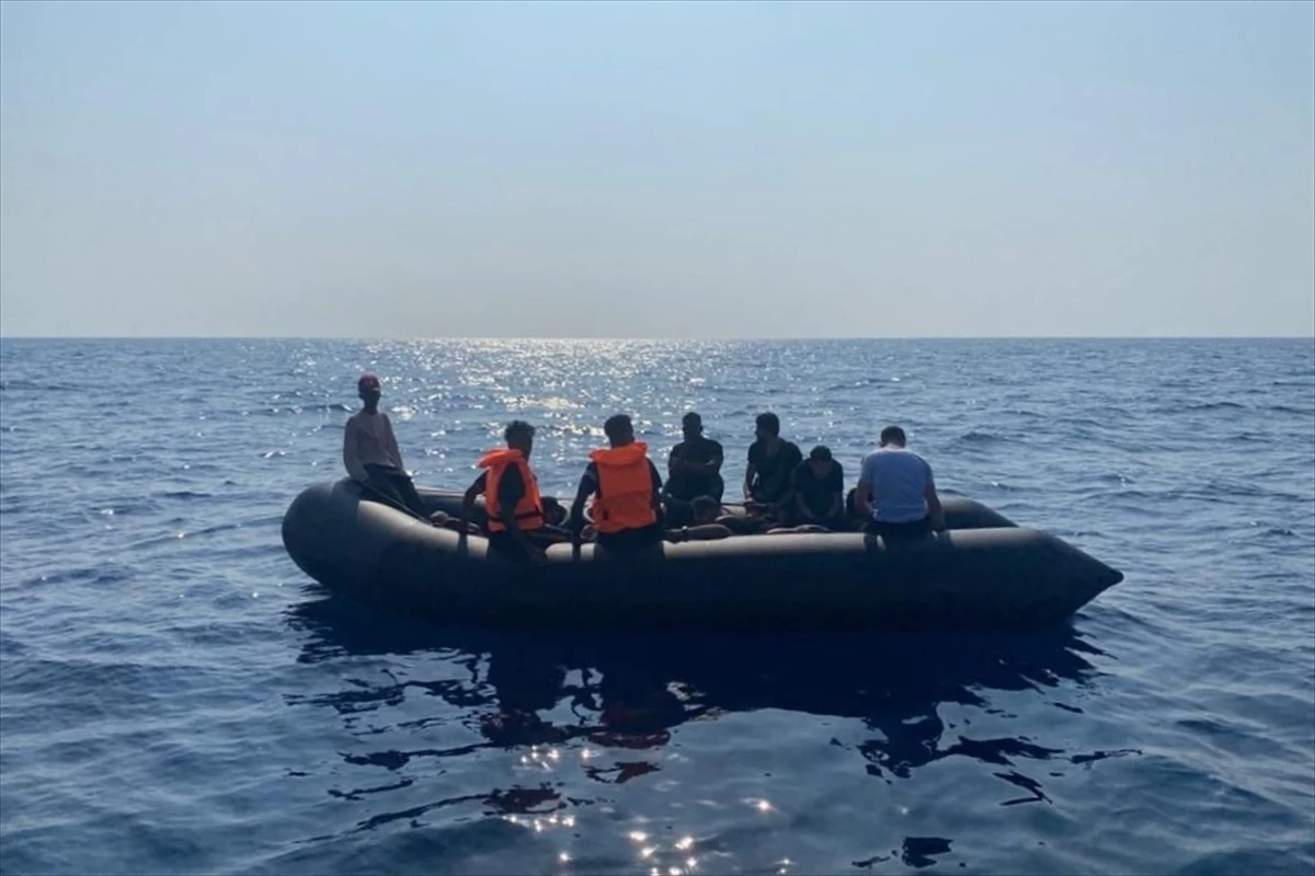Yunanistan unsurlarınca geri itilen 69 düzensiz göçmen kurtarıldı