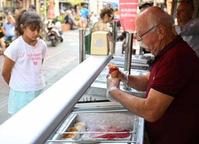Dondurmacı 'Arif Dede', çocuklara dondurma ikram ederek onların sevgisini kazanıyor