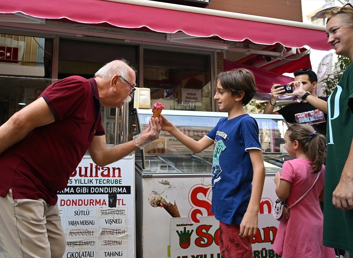 İzmir\'in \'Süt Dedesi\', çocuklara bedava dondurma vererek onların sevgisini kazanıyor