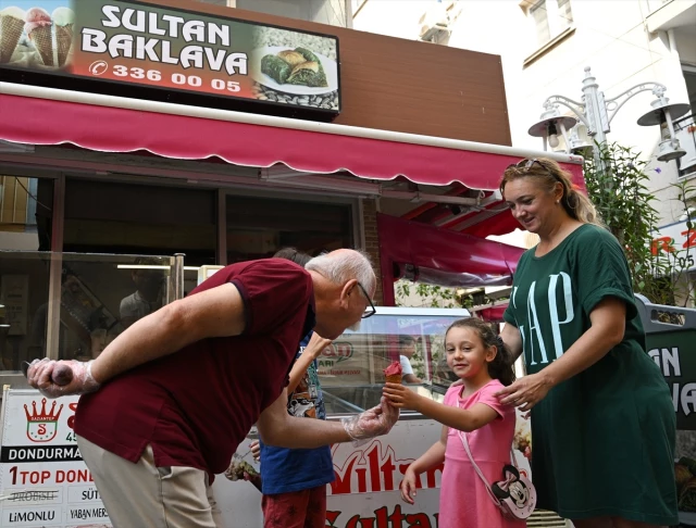 Dondurmacı 'Arif Dede', çocuklara dondurma ikram ederek onların sevgisini kazanıyor