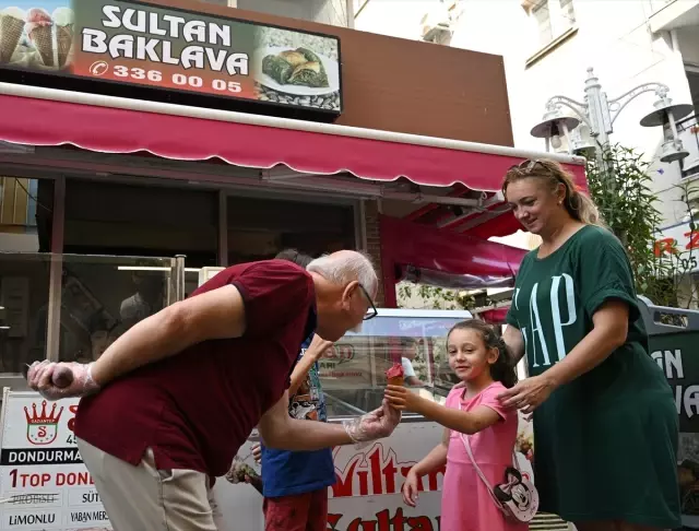 Dondurmacı 'Arif Dede', çocuklara dondurma ikram ederek onların sevgisini kazanıyor