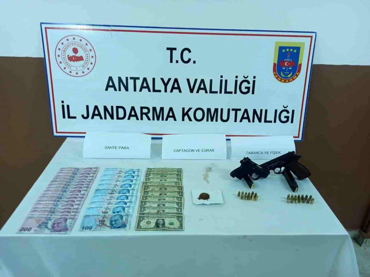 Antalya\'da Otomobilde Ruhsatsız Tabanca ve Sahte Dekont Ele Geçirildi