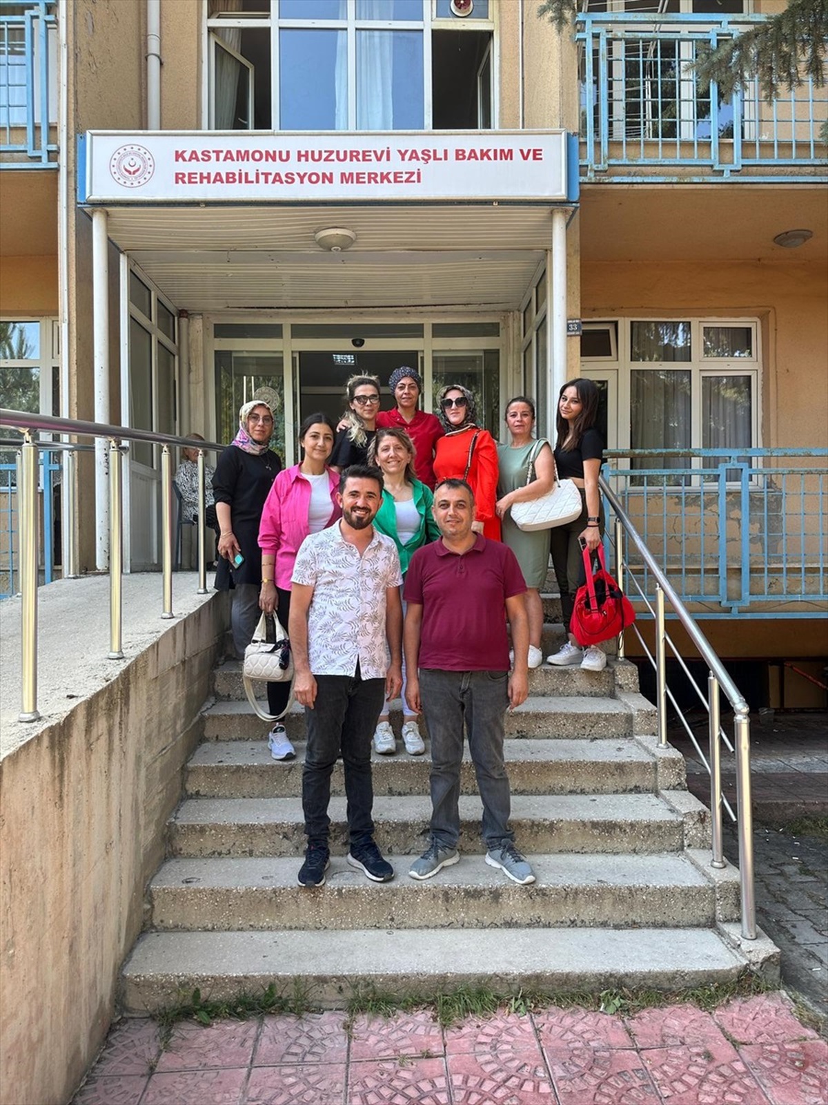 Kastamonu\'da Gönüllü Kadın Kuaförleri Huzurevi Sakinlerine Yardım Ediyor