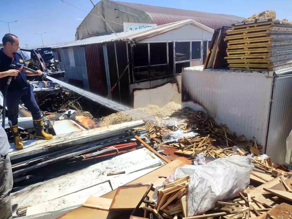 Van\'da Sanayi Sitesinde Çıkan Yangın Söndürüldü