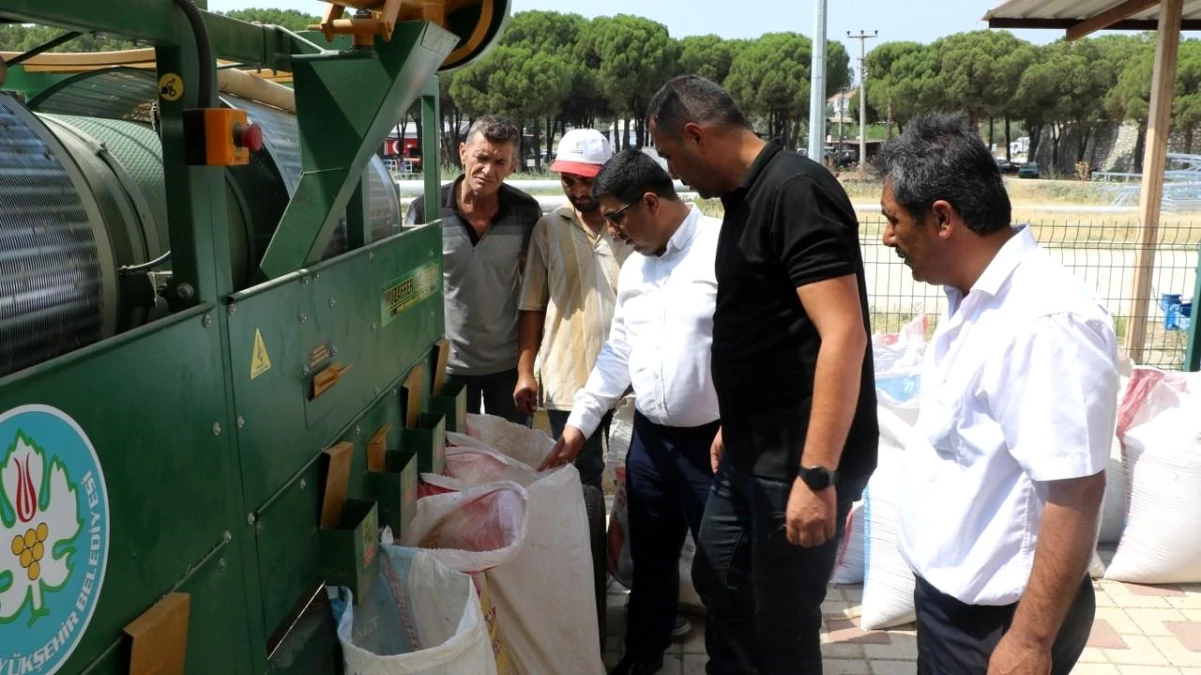 Manisa Büyükşehir Belediyesi, Köprübaşı\'na tarım makineleri sağladı
