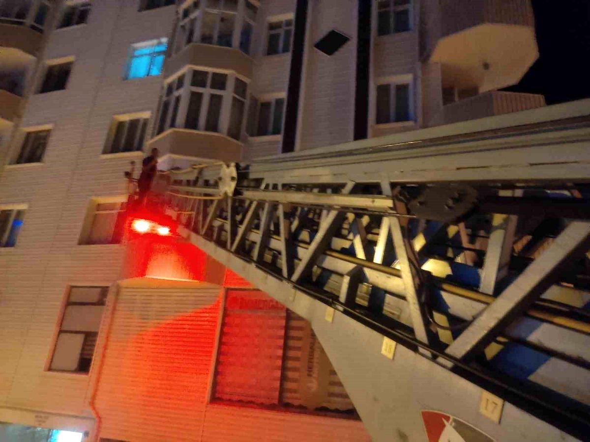 Kastamonu\'da Sıcak Havaların Etkisiyle Apartman Dairesinde Kötü Koku İhbarı