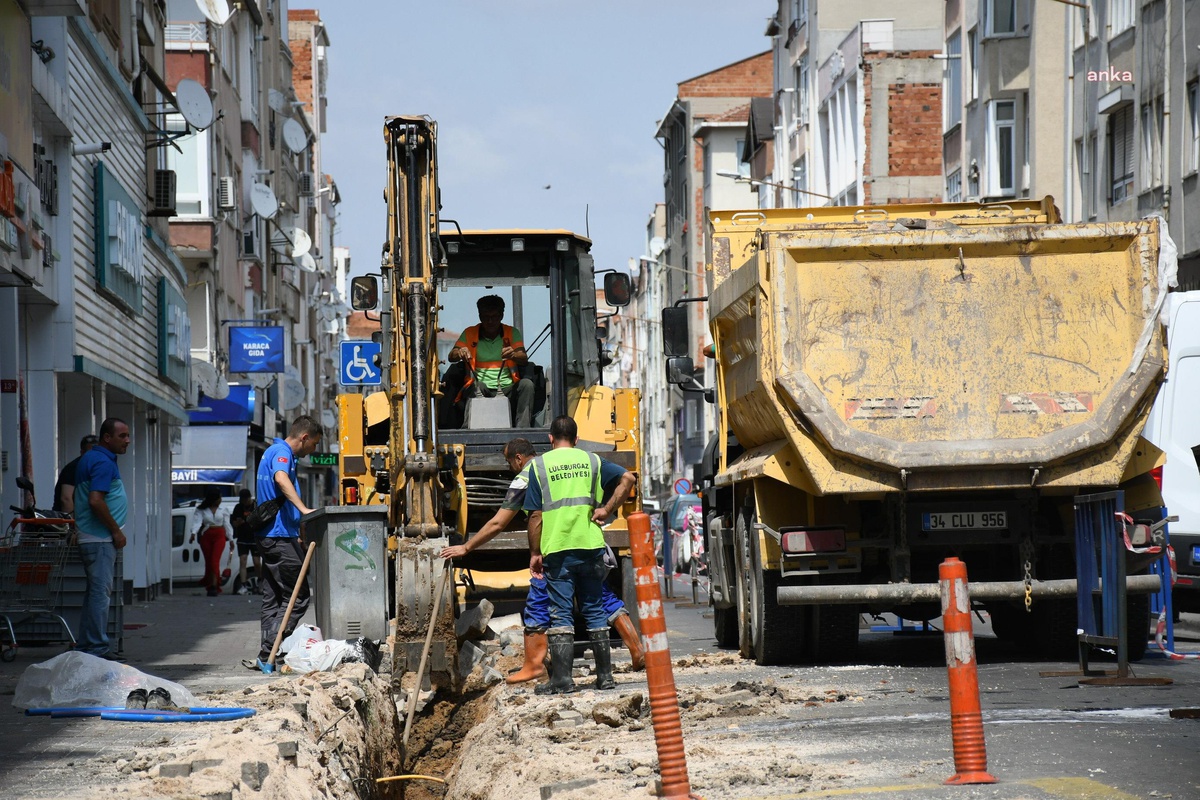 Lüleburgaz Belediyesi Emrullah Efendi Caddesi\'ndeki İçme Suyu Hattını Yeniliyor