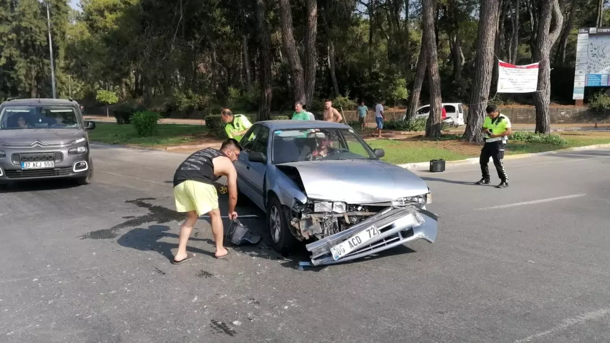 Manavgat\'ta iki otomobil çarpıştı, yaralanan olmadı