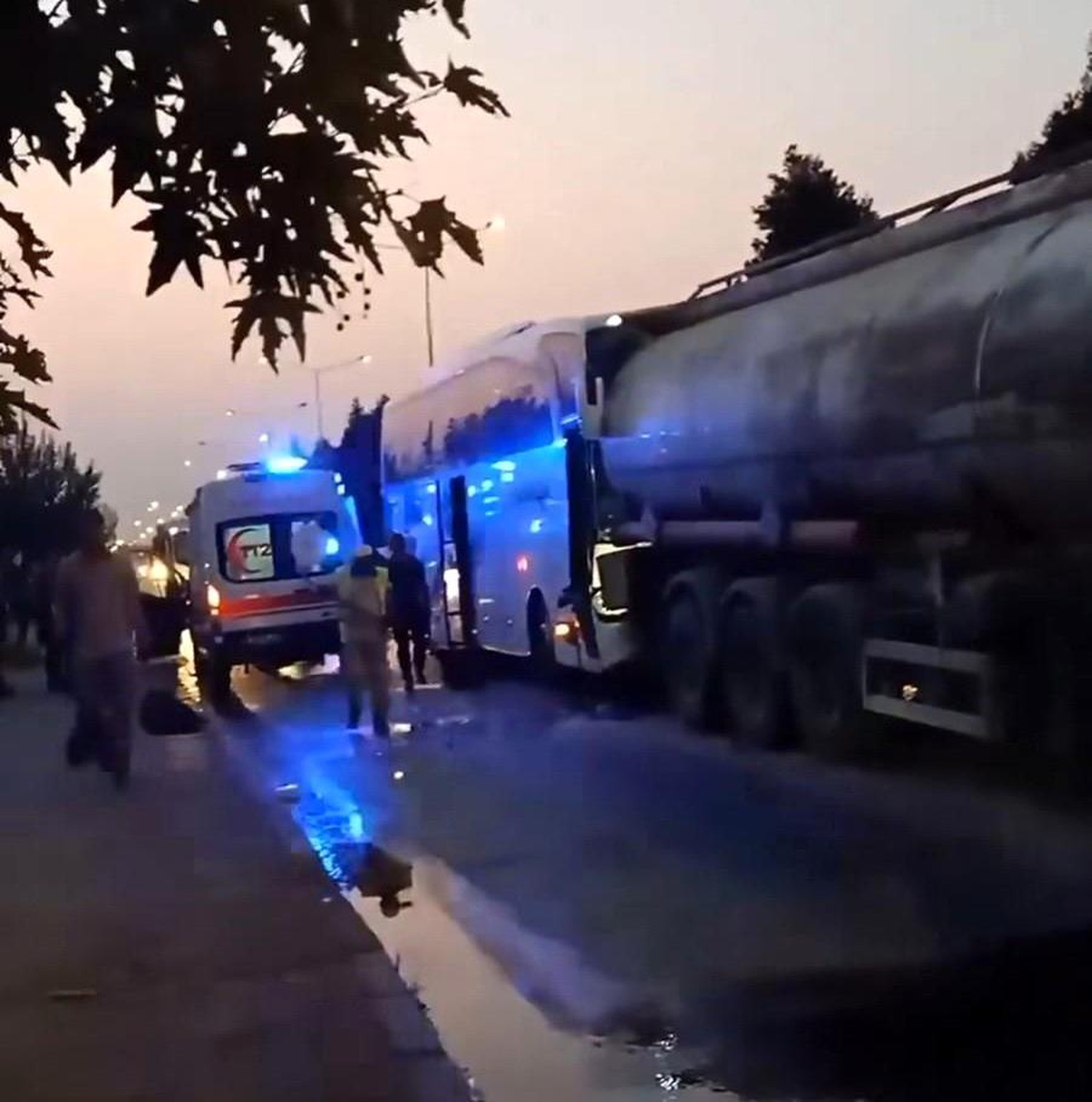 Salihli\'de Yolcu Otobüsü Tankere Çarptı: 4\'ü Çocuk 21 Kişi Yaralandı