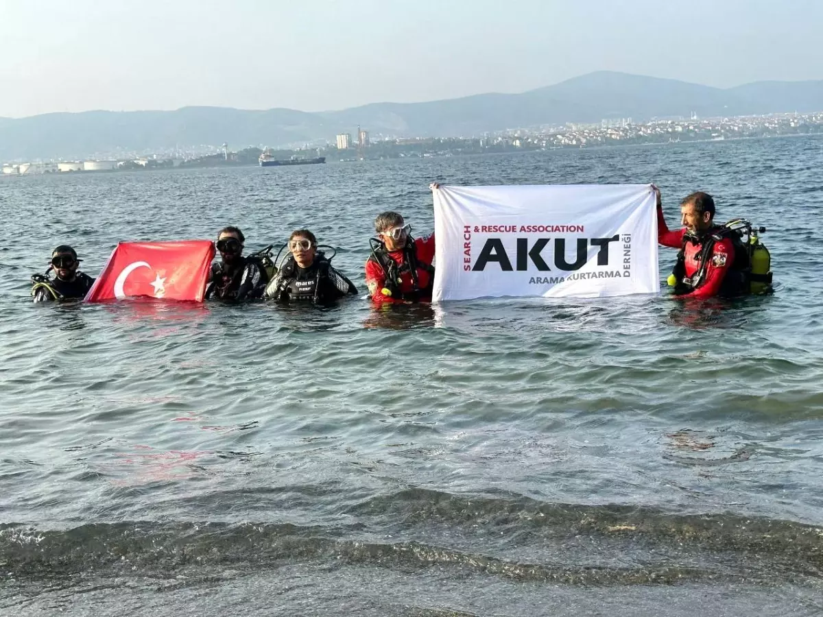 AKUT Ekipleri 17 Ağustos Depreminin 24. Yıl Dönümünde Gölcük\'te Dalış Yaptı