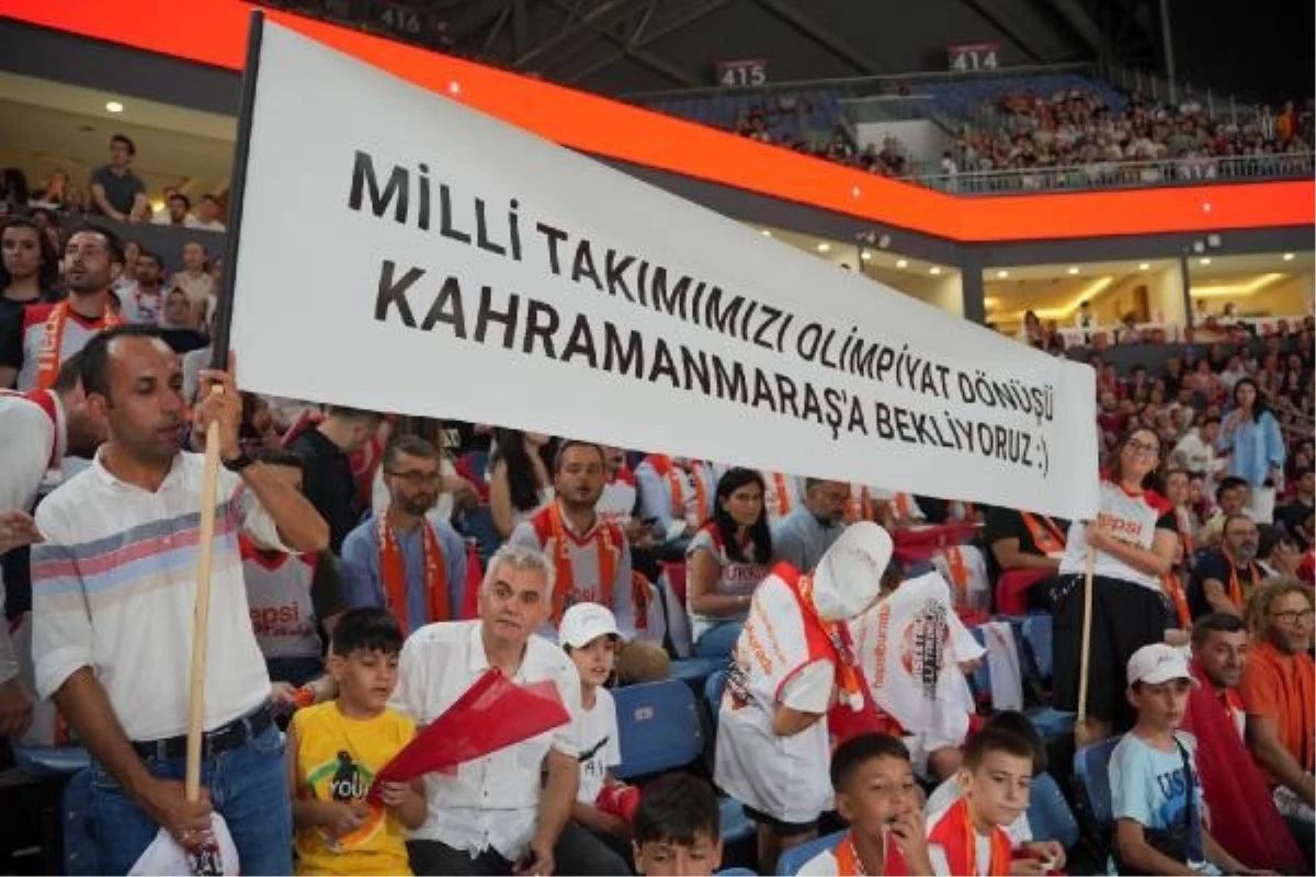Depremden etkilenen çocuklar İstanbul\'da basketbol maçı izledi