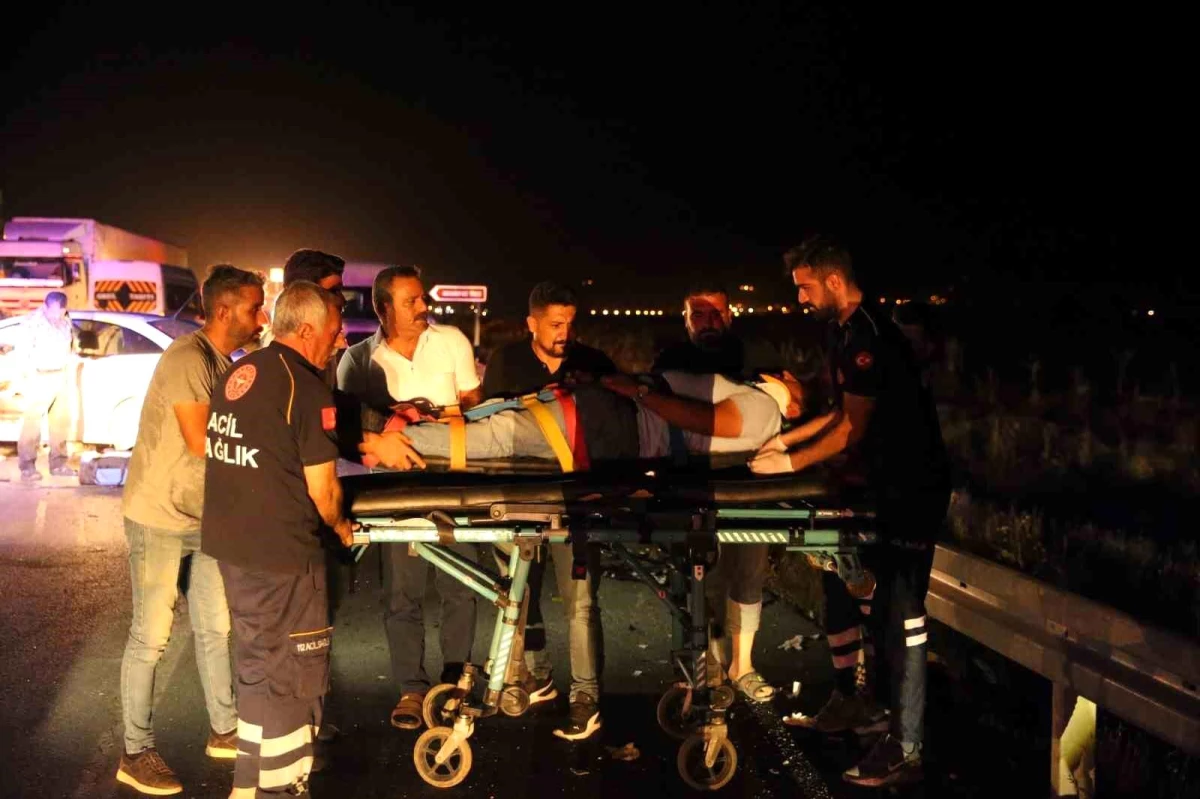 Muş\'ta 6 otomobilin karıştığı trafik kazasında 3 kişi hayatını kaybetti