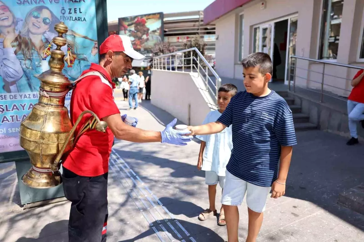 Nevşehir Belediyesi, Sıcak Havalarda Vatandaşlara Soğuk Limonata İkramında Bulundu