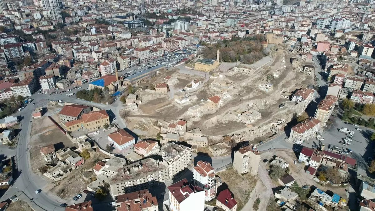 Niğde Kalesi Koruma ve Yenileme Projesi\'nde Yıkım Çalışmaları Tamamlandı