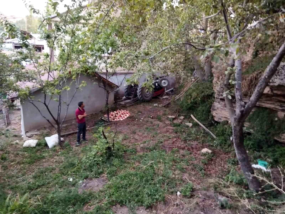 Traktör evin duvarına çarpıp 6 metreden bahçeye uçtu: 2 ölü