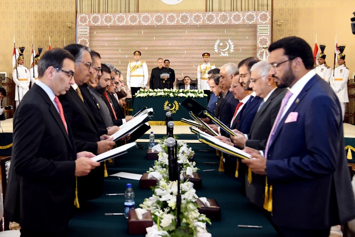 Pakistan\'da Geçici Bakanlar Kurulu Üyeleri Göreve Başladı