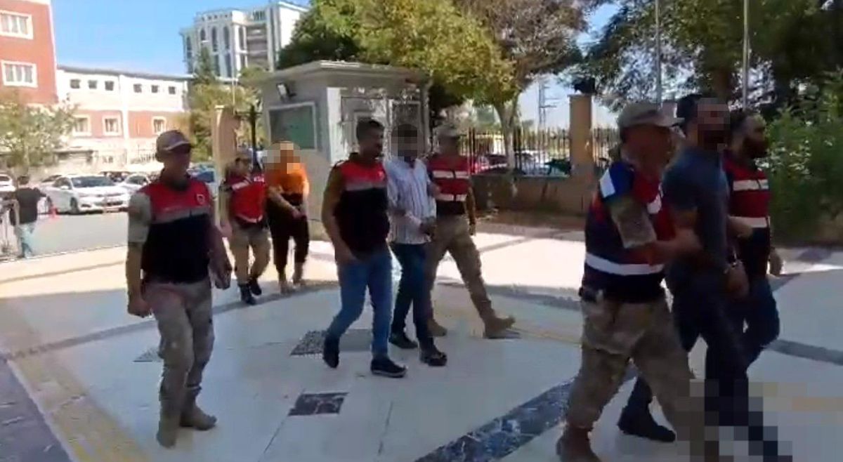 Şanlıurfa\'da Kendilerini Hakim ve Savcı Olarak Tanıtan Şüpheliler Yakalandı