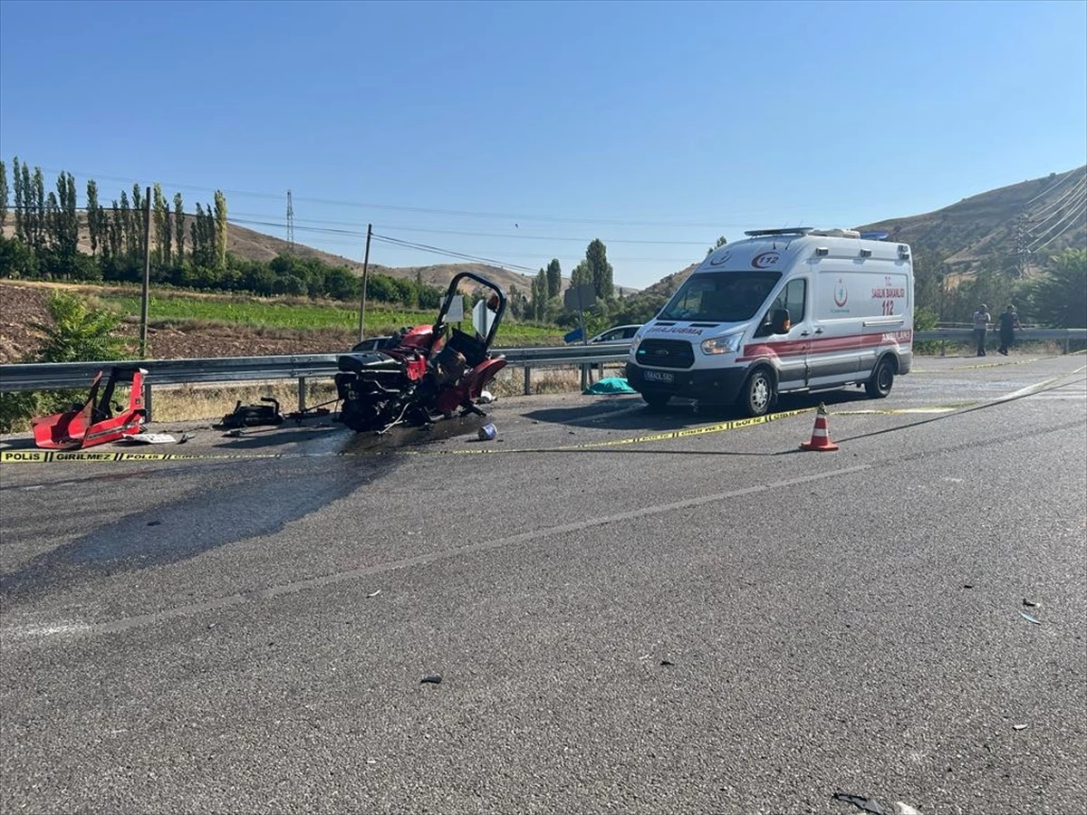 Sivas\'ta tır ile çarpışan traktörün sürücüsü hayatını kaybetti