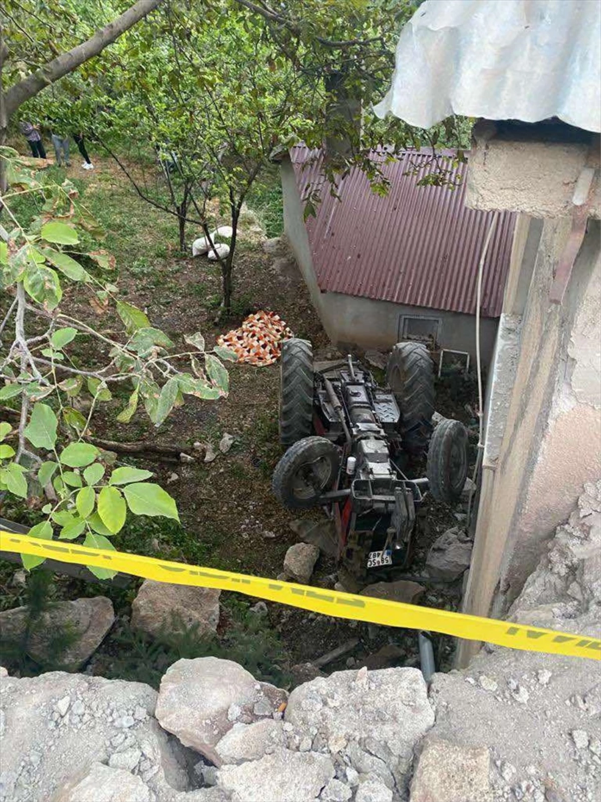 Sivas\'ta traktörün devrilmesi sonucu 1 kişi öldü, 1 kişi yaralandı